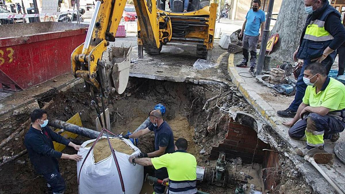 Imagen de archivo de unas obras en la red de agua del casco antiguo de Xàtiva.