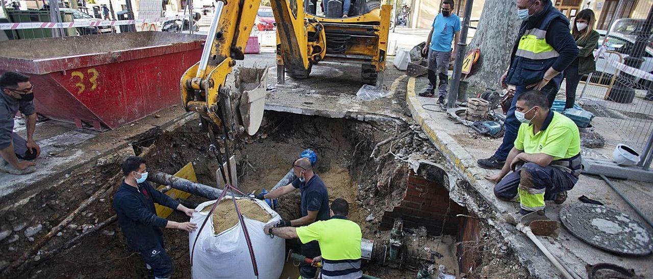 Imagen de archivo de unas obras en la red de agua del casco antiguo de Xàtiva.