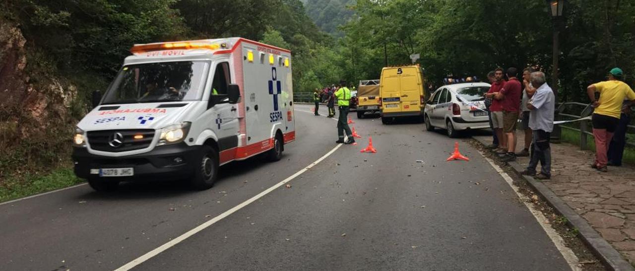 Una ambulancia asiste a un accidente de tráfico // FARO