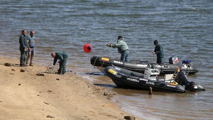 Los equipos de rescate, durante las labores de búsqueda del joven.