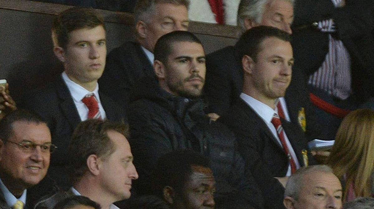 L’exporter blaugrana Víctor Valdés, assegut a les grades d’Old Trafford, durant el partit entre el Manchester United i el Chelsea.