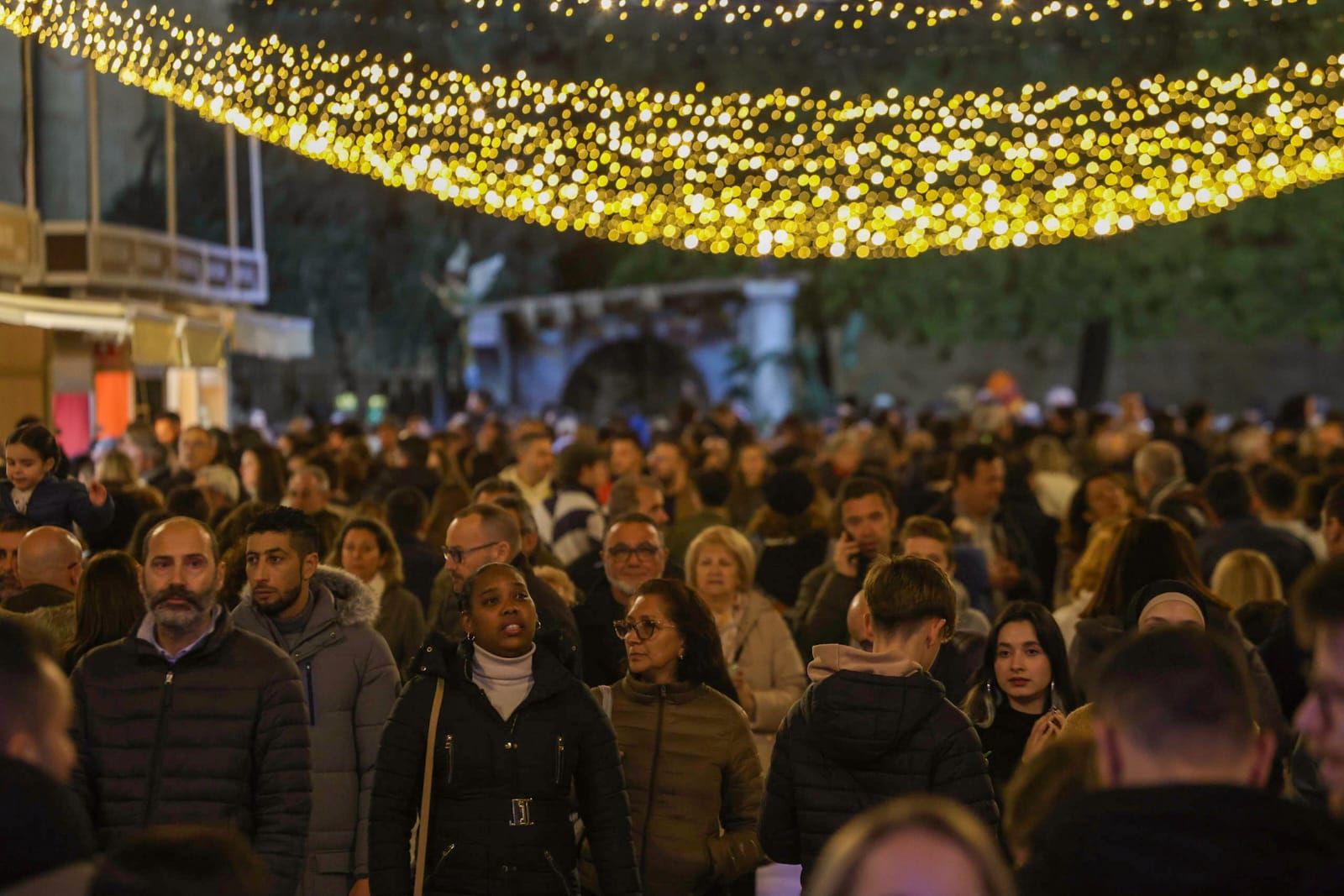 El centro de València, a reventar de gente por la decoración de Navidad