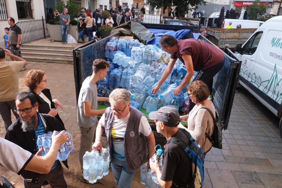 Así está siendo el reparto de agua y alimentos en Chiva