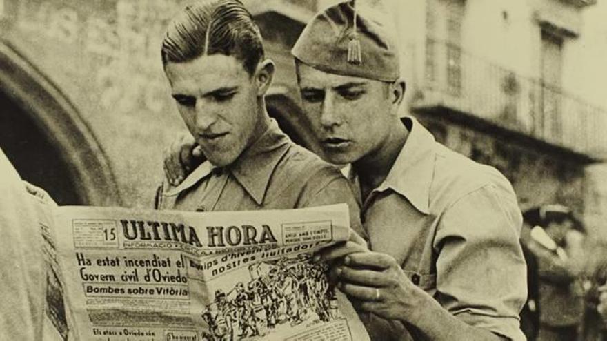 Soldats, llegint la premsa a Alcanyís.