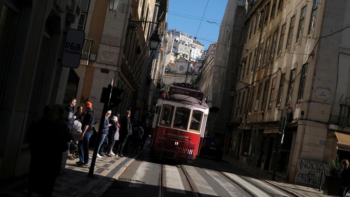 Transeúntes en el centro de Lisboa.