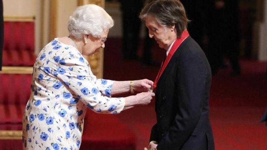 Paul McCartney, nombrado acompañante de honor de Isabel II