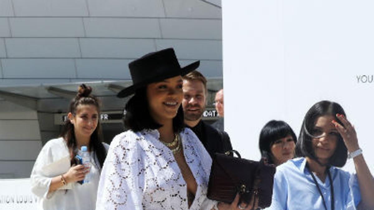 Rihanna con vestido blanco largo