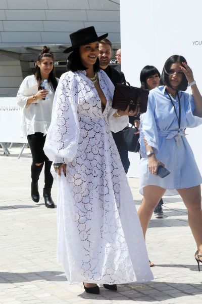 Rihanna con vestido blanco largo