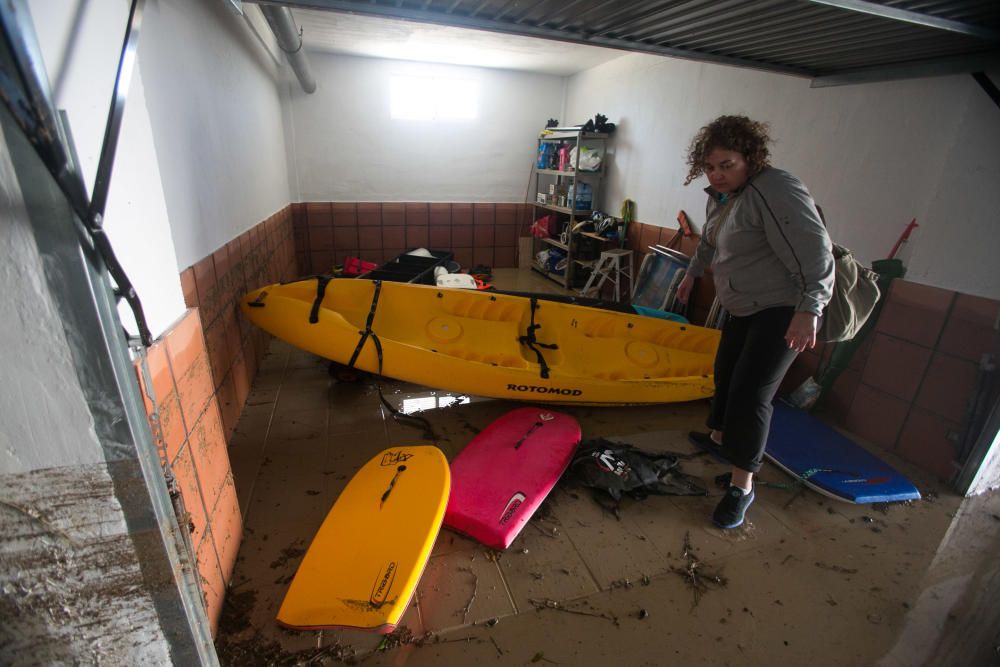 Tres edificios de la playa de San Juan siguen anegados y 120 viviendas sin luz ni agua