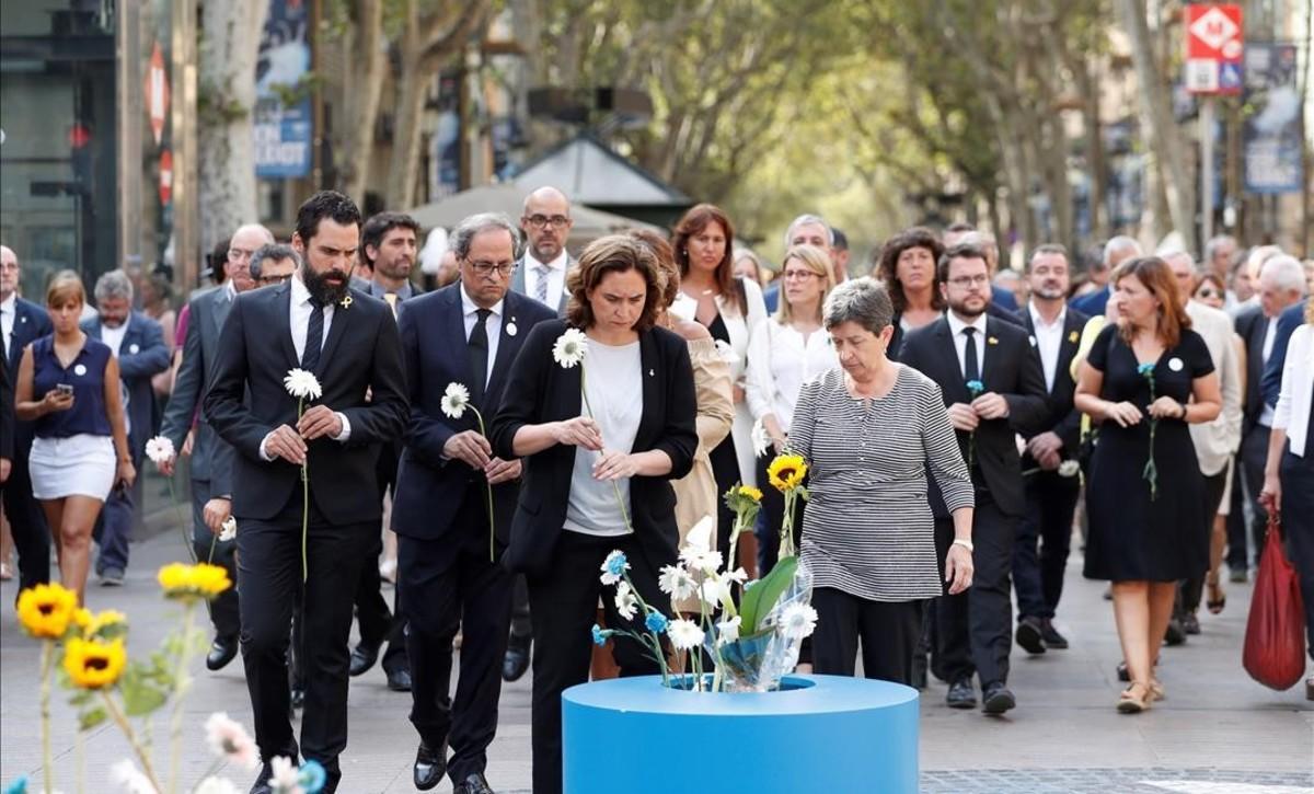 Torra, Colau y Torrent, en el homenaje floral por los atentados del 17 de agosto.