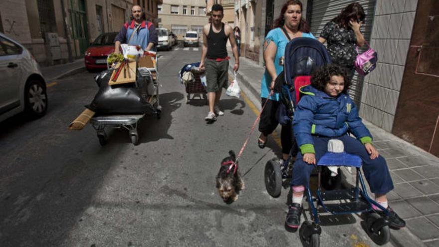 Varios de los miembros de la familia ya en la calle una vez que dejaron el piso, en el barrio del Garbinet, ayer.