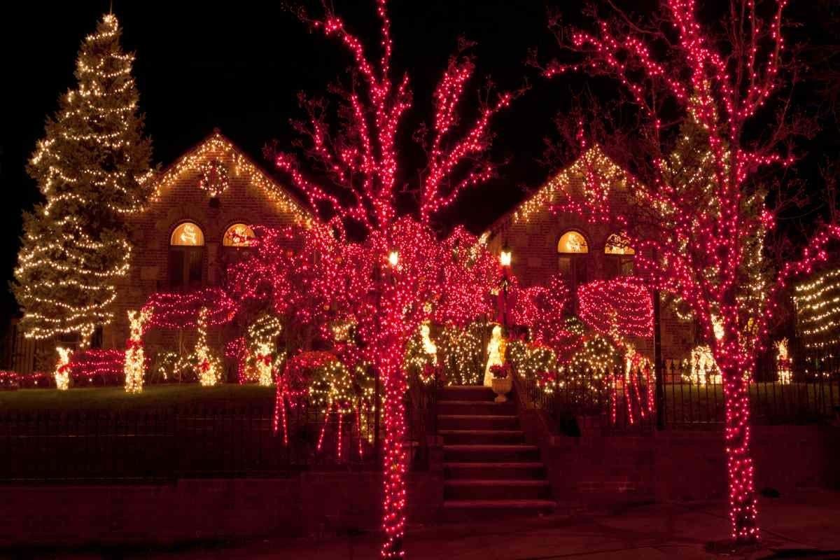 Decoración de Navidad en rosa en Dyker Heights, Nueva York