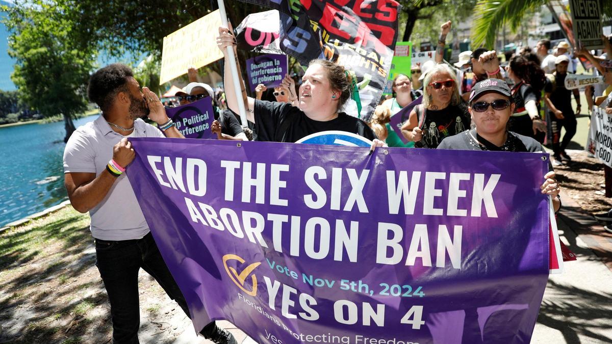 Protesta contra la nueva ley que prohíbe el aborto a partir de las seis semanas en Florida, el pasado 13 de abril en Orlando.