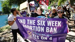 Protesta contra la nueva ley que prohíbe el aborto a partir de las seis semanas en Florida, el pasado 13 de abril en Orlando.