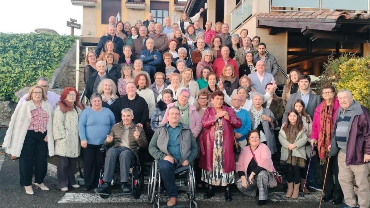 Foto de familia de los asistentes a la comida de Navidad de Llanera sin Barreras.