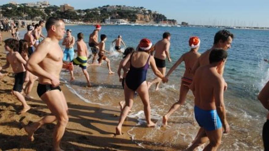 Unes 250 persones desafien la fred a Sant Feliu de Guíxols