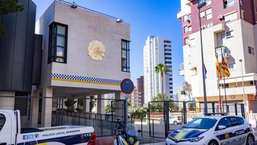 Dos jóvenes apalean en Benidorm a un hombre para quitarle la cartera y luego roban de un tirón el bolso a una turista