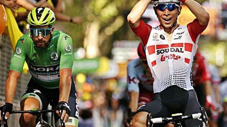 Caleb Ewan se lleva las manos a la cabeza en señal de sorpresa por su victoria de etapa de ayer en el Tour.