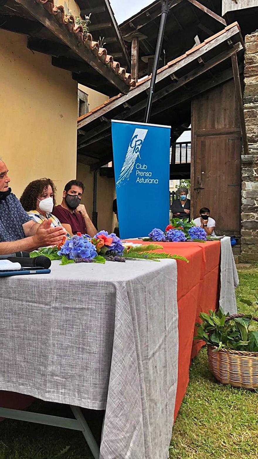 Los ponentes de la Regalina, durante el Conceyu Abiertu. | I. G. 