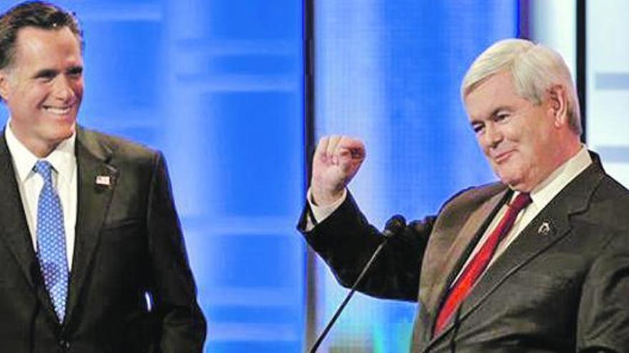 Mitt Romney y su principal adversario, Newt Gingrich, en un debate.