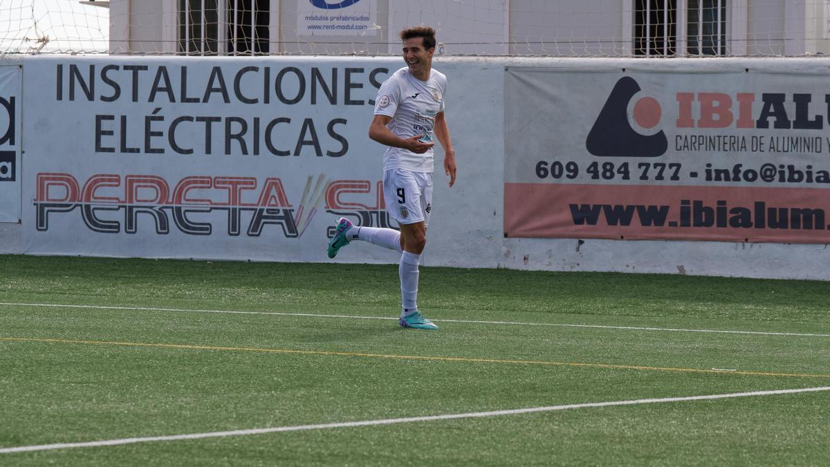 Jaume Tovar, delantero de la Peña Deportiva, festeja el segundo gol al Andratx.