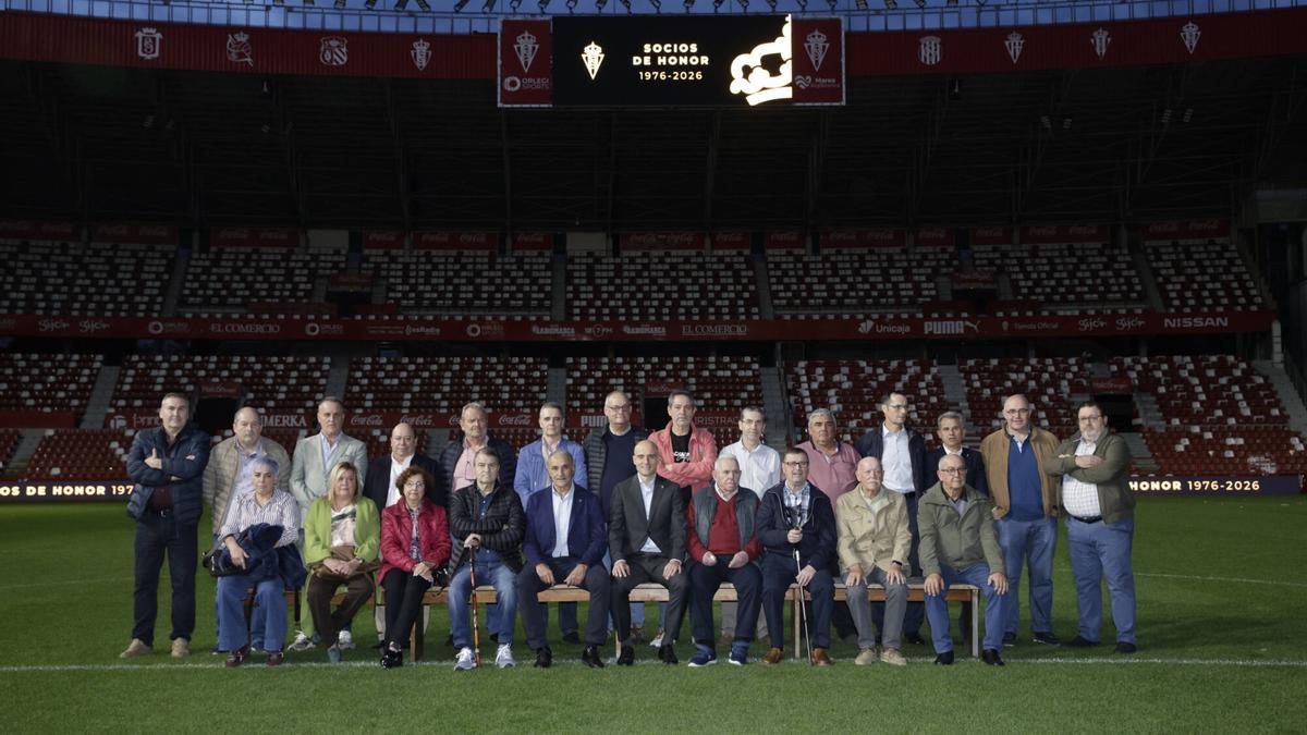 Por la izquierda, de pie: José Francisco García, Marcelino Felechosa, Alejandro Sierra, José Ángel Cueto, José Manuel Fernández, Fernando Guillermo Blanco, Daniel Barturen, Segismundo Manuel Hevia, Juan Hevia, Agapito García, Isaac del Valle, Eloy Olaya, Raimundo Álvarez y José Manuel García; sentados: Aurora Pérez, Beatriz Barro, María del Carmen Blanco, José María Trapiella, Joaquín Alonso, David Guerra, José Luis Álvarez, José Manuel Amado, Etelvino Pérez y José Manuel Piñera. | JUAN PLAZA