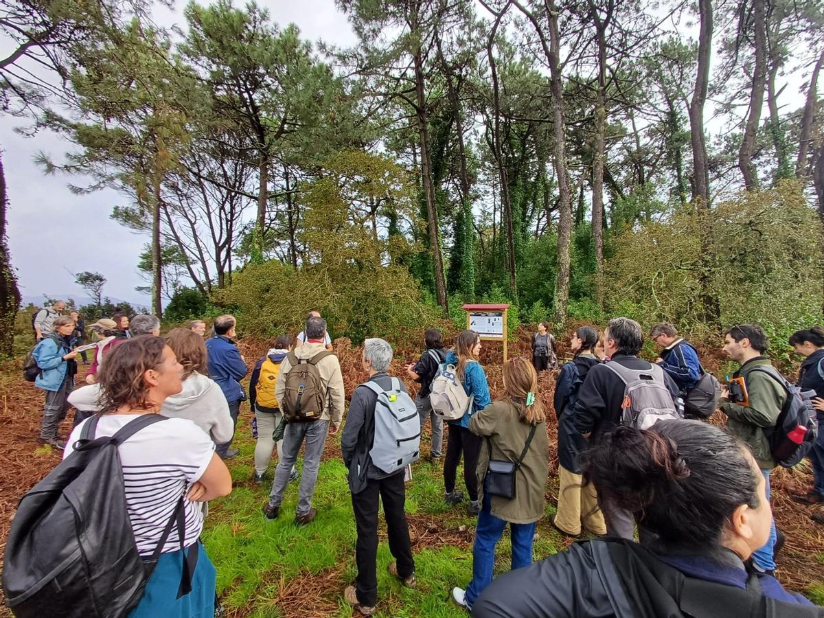 Asistentes a la visita guiada a la isla de Cortegada para disfrutar de su flora y su fauna.