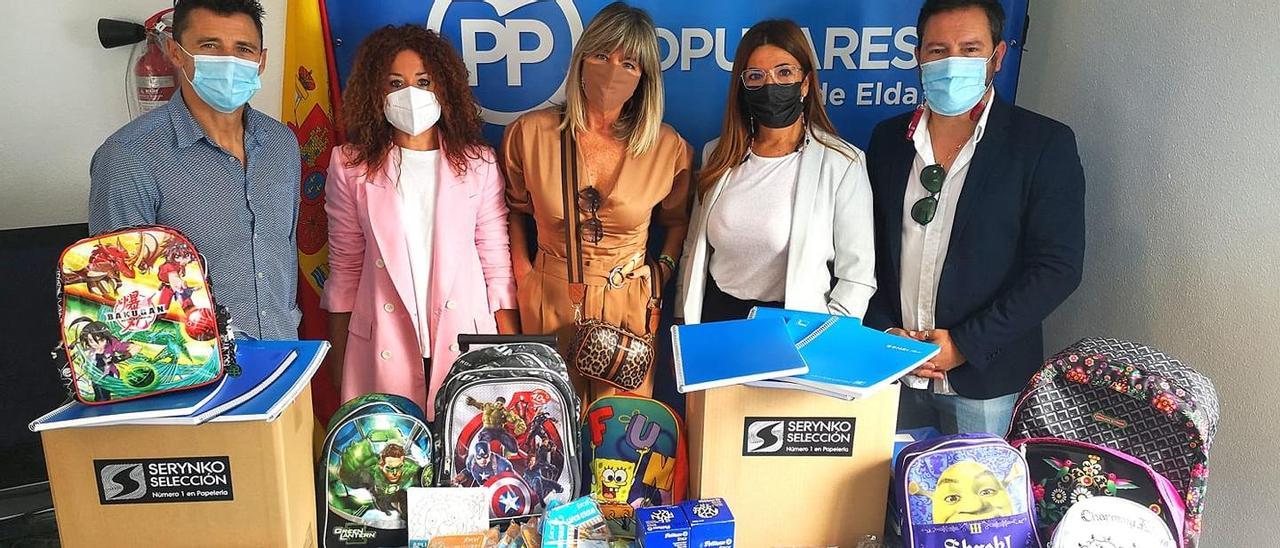 Los concejales del grupo municipal del PP de Elda con el material donado.