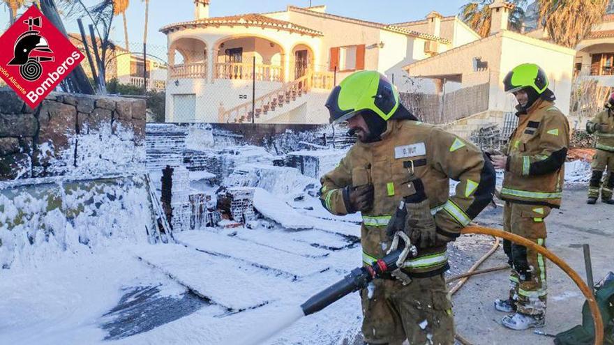 Los bomberos han rociado con espumógeno las llamas para apagarlas con rapidez