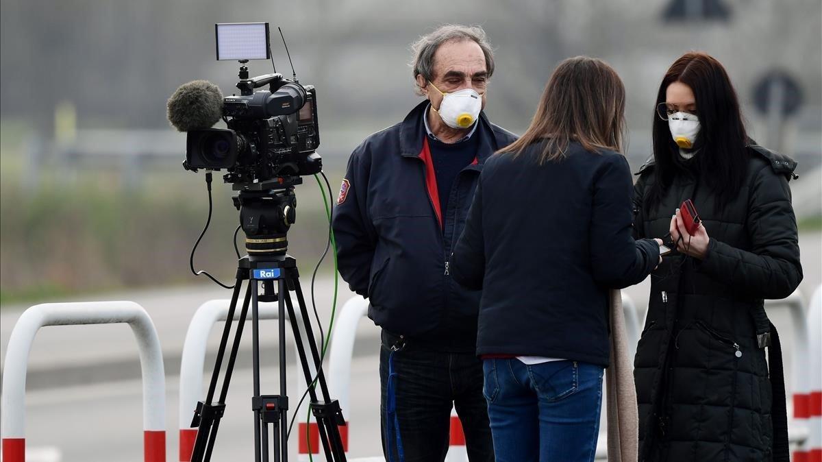 zentauroepp52446500 reporters wearing respiratory mask work at the entrance of t200223191942