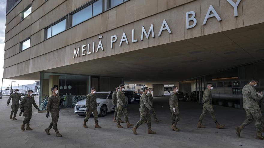 Soldados frente al hotel MeliÃ  Palma Bay, del Palacio de Congresos.