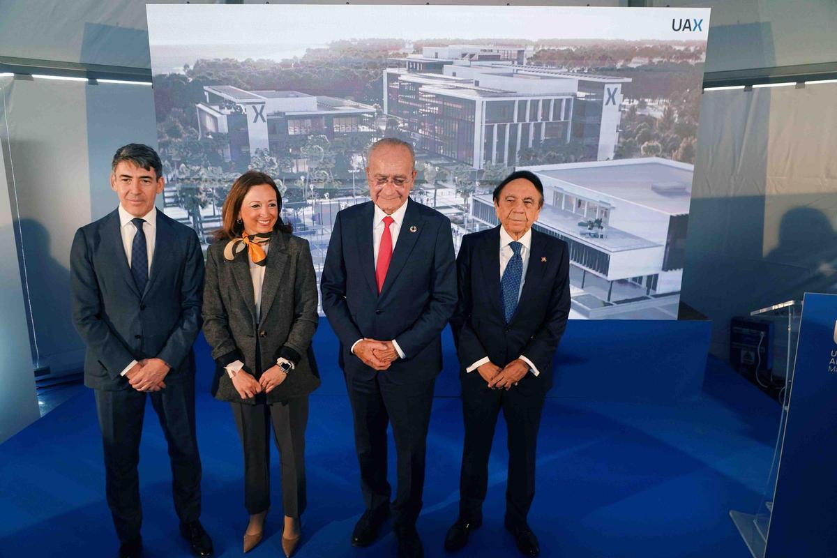 La delegada del Gobierno andaluz, Patricia Navarro, y el alcalde de Málaga, Francisco de la Torre, junto al presidente de la Universidad Alfonso X el Sabio (UAX), Jesús Núñez; y el CEO del Grupo Educativo UAX, Domingo Mirón, visitan la parcela donde se construye la UAX Mare Nostrum.