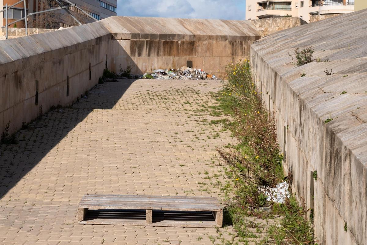 Basura y restos de obra desperdigados