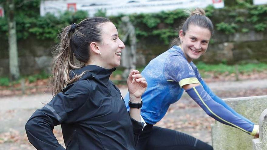 Carmena Cardama y Alice Finot, estirando tras el entrenamiento