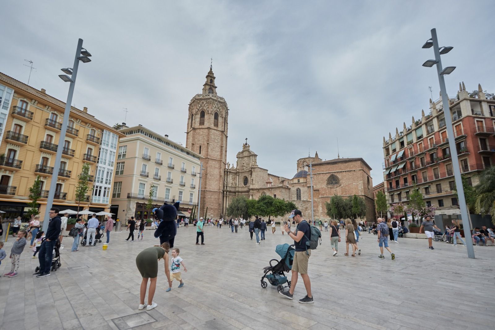 La plaza de la Reina continúa sin toldos pese a la ola de calor en València