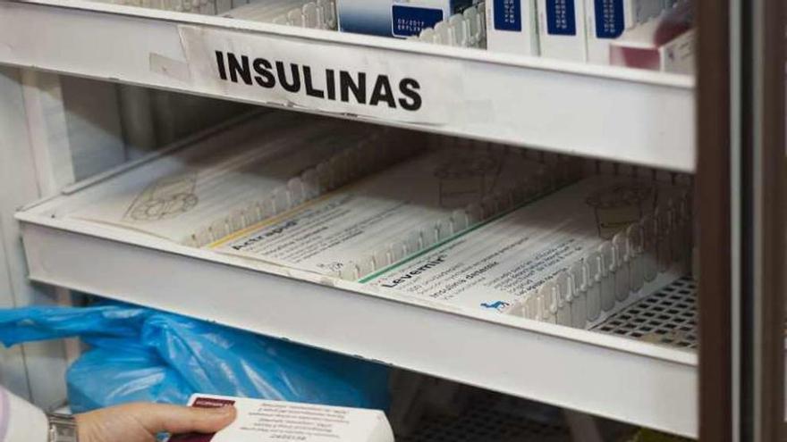 Una farmacéutica con una dosis de la vacuna.