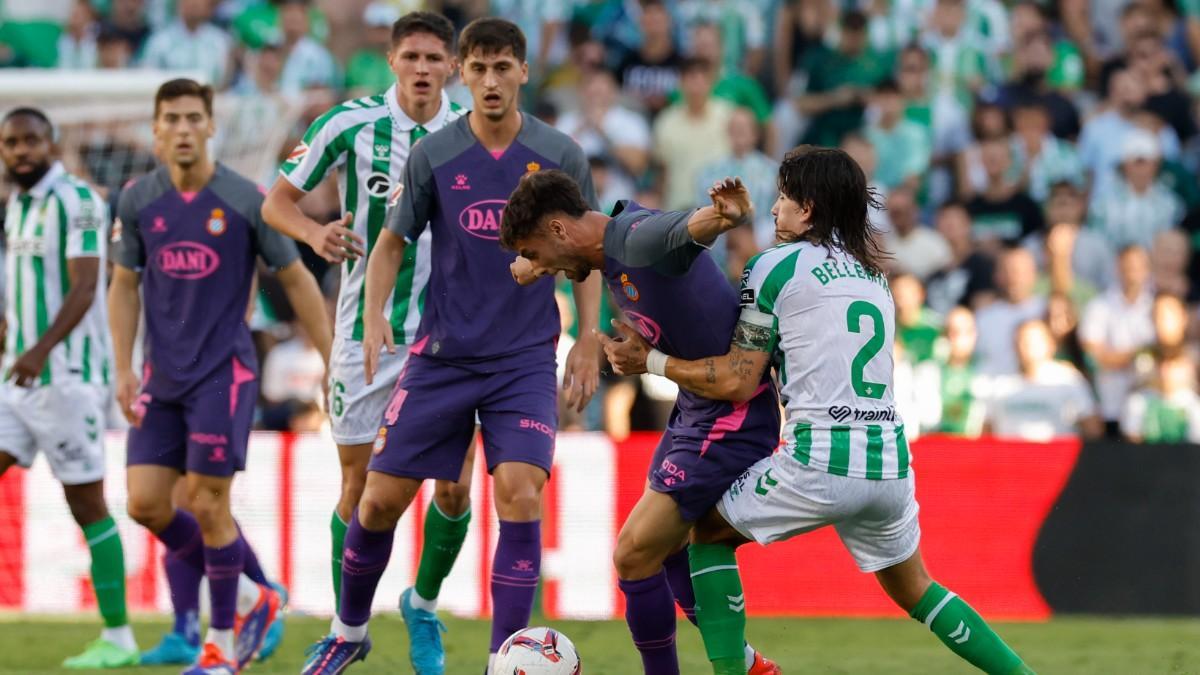 Puado y Bellerín pugnan por el balón en el duelo del Villamarín