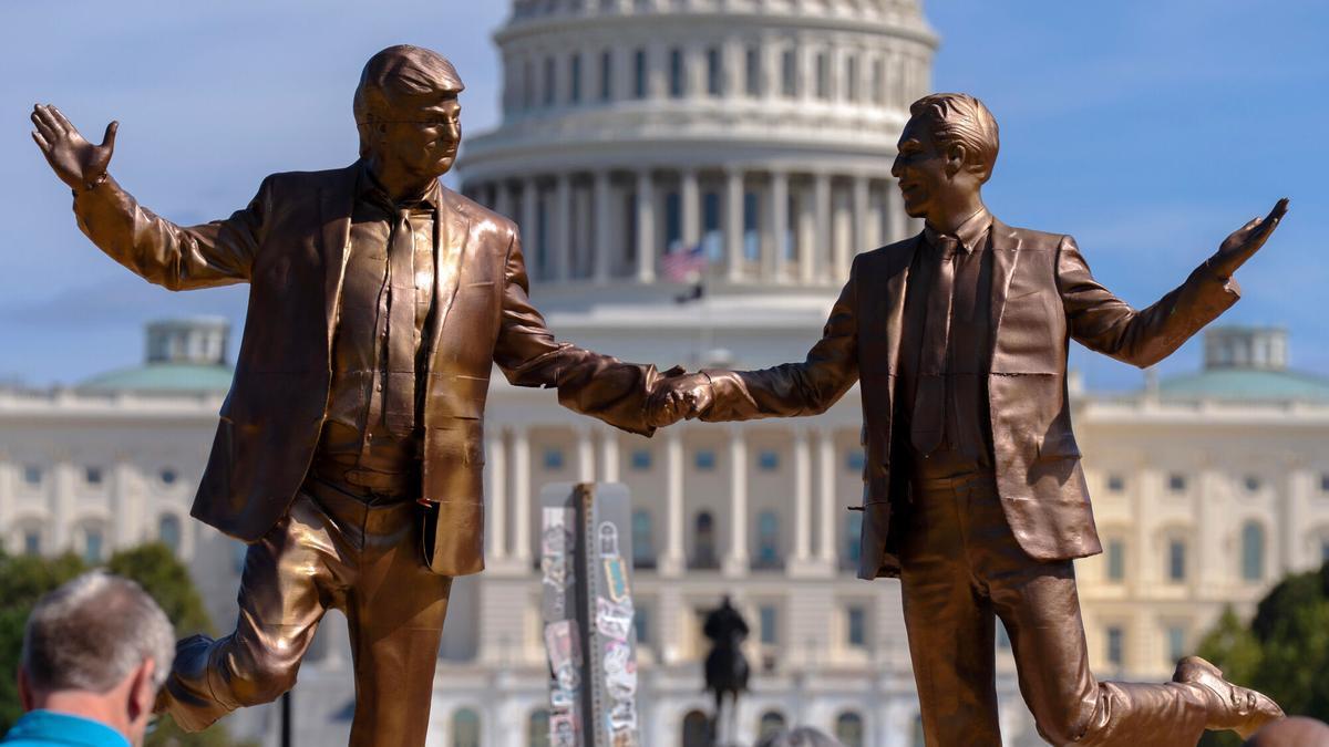 Colocan una estatua de Trump y Epstein de la mano frente al Capitolio.