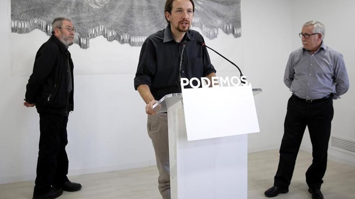 El secretario general de Podemos, Pablo Iglesias, durante la rueda de prensa que ha ofrecido junto a los líderes de UGT y CCOO, Cándido Ménez e Ignacio Fernández Toxo.