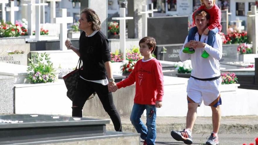 Eva María Méndez y Pablo Riesgo, con sus hijos, ayer, en el cementerio del Salvador.