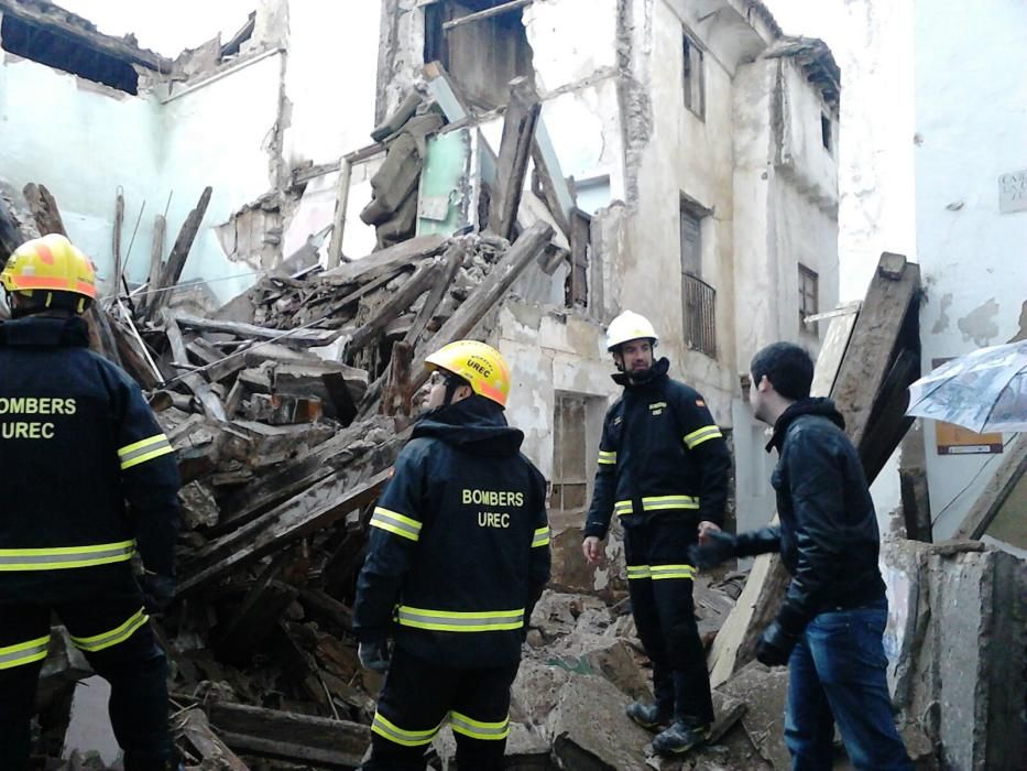 Una casa antigua y deshabitada se derrumba en Requena