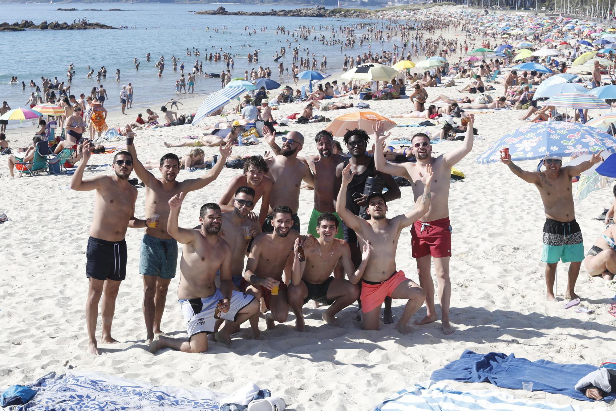 Plaga de sombrillas en Samil, con los termómetros superando los 35 grados