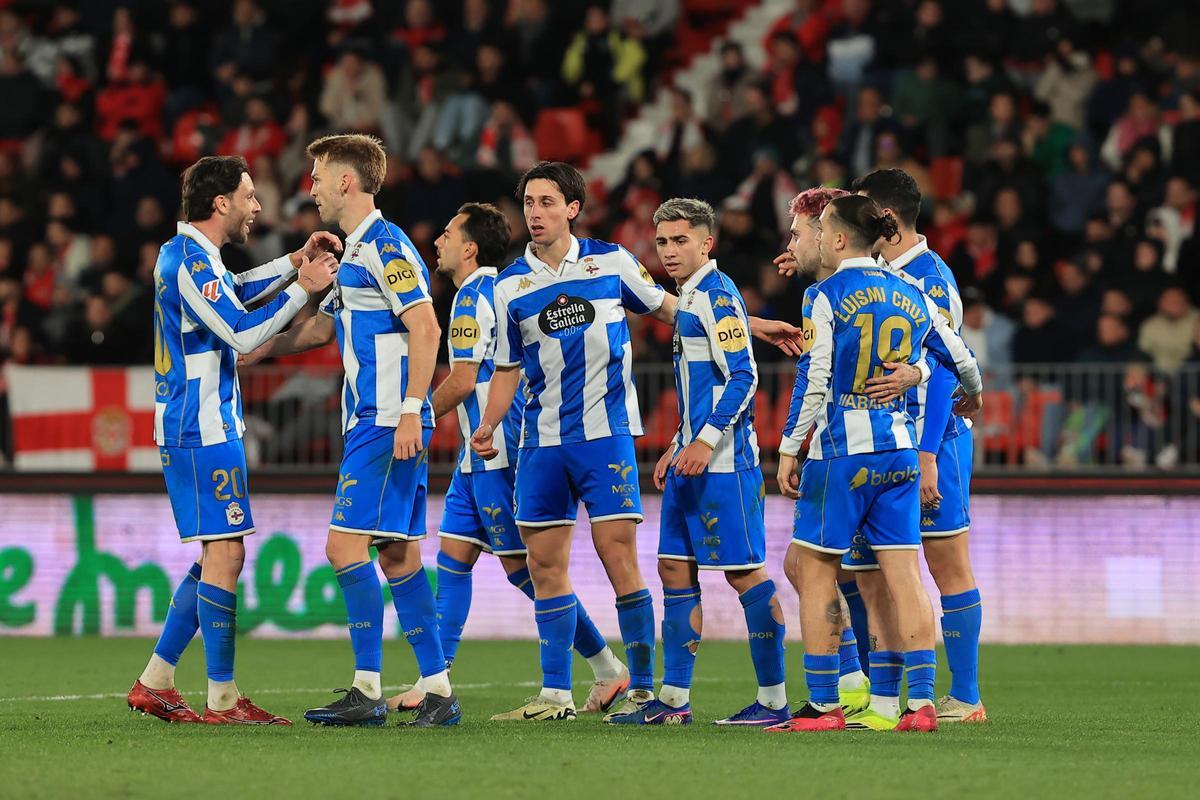 Los jugadores del Deportivo felicitan a Mulattieri por su gol contra el Almería.