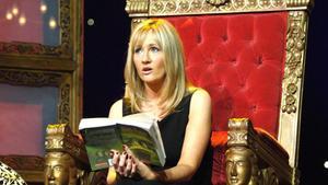 J. K. Rowling con un libro de ’Harry Potter’ en el 2006 