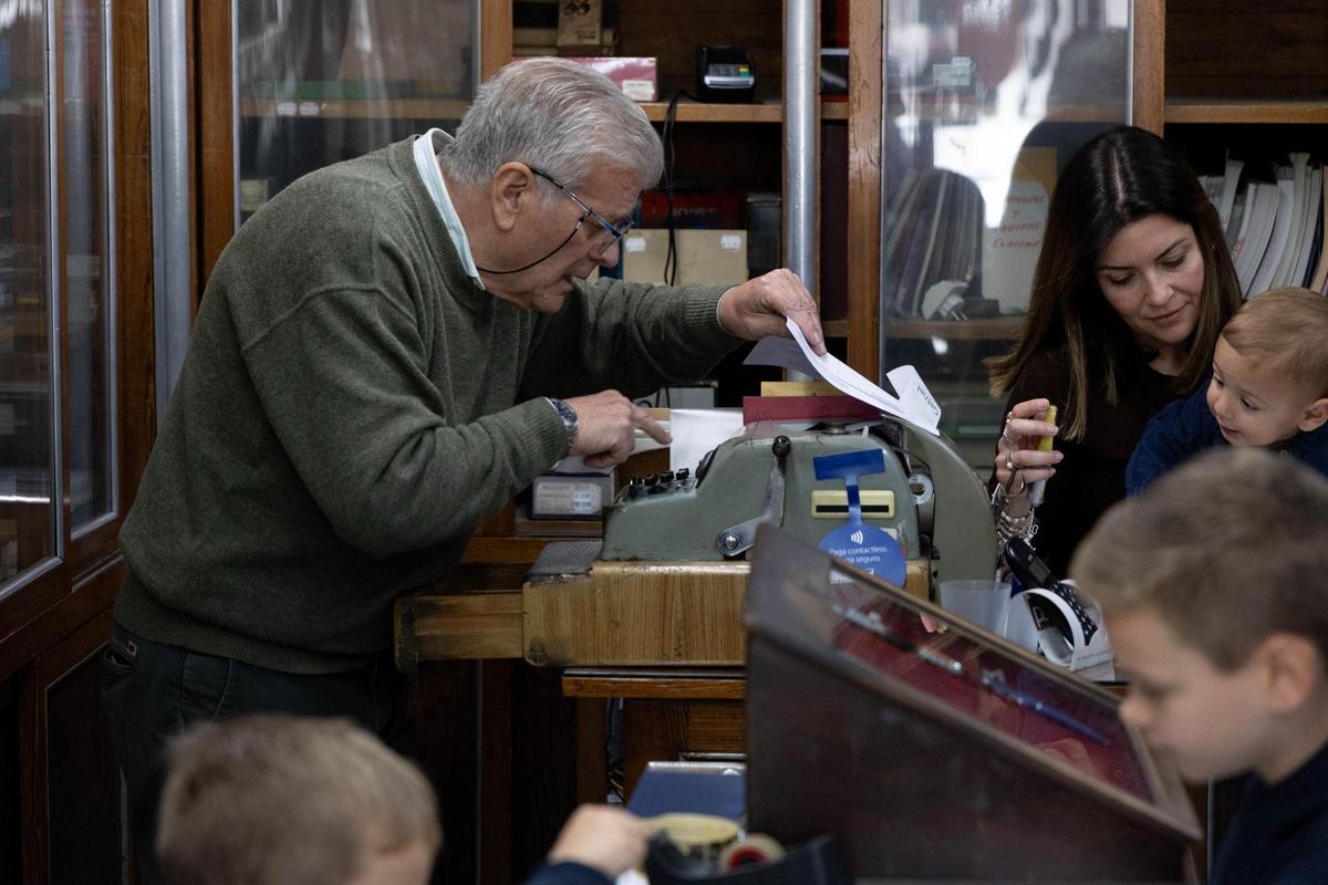 Cierra la Papelería Eutimio de Alicante tras 90 años