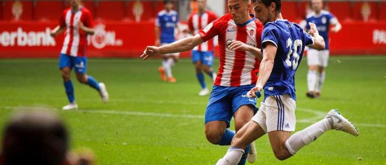 Borja Sánchez, del Vetusta, intenta centrar ante Bogdan del Sporting B, en la ida del derbi de filiales.