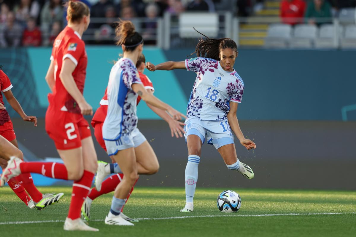 Auckland (Australia), 05/08/2023.- Salma Paralluelo of Spain in action during the FIFA Women’s World Cup 2023 Round of 16 soccer match between Switzerland and Spain at Eden Park in Auckland, New Zealand, 05 August 2023. (Mundial de Fútbol, Nueva Zelanda, España, Suiza) EFE/EPA/SHANE WENZLICK AUSTRALIA AND NEW ZEALAND OUT