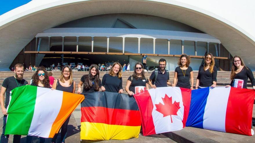 Imagen de archivo de participantes en una actividad insular relacionada con los estudios en el extranjero.