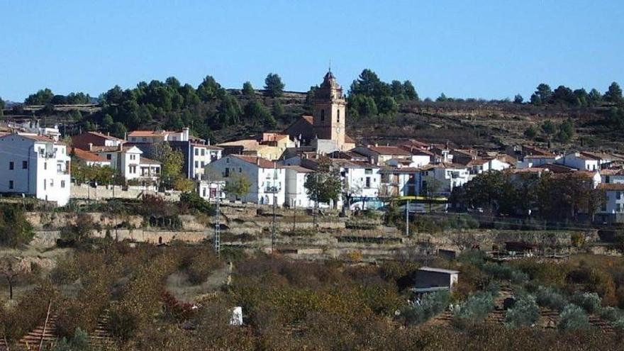 Aquest poble ofereix casa i feina a una família per salvar el seu col·legi