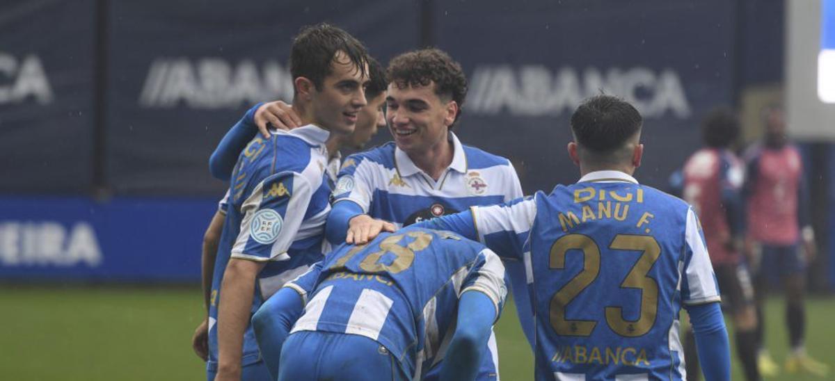 Los jugadores del Fabril celebran un gol en Abegondo. |  Pardellas